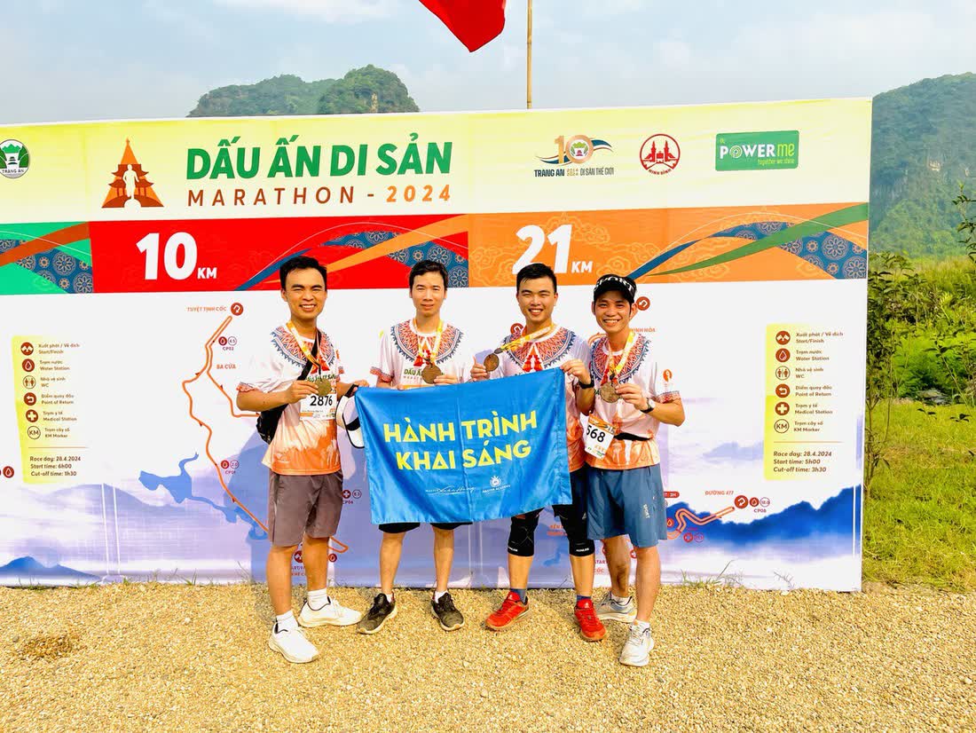 Master Xuân Hùng cùng nhóm chạy tại giải marathon Dấu Ấn Di Sản 2024, cầm lá cờ Hành Trình Khai Sáng